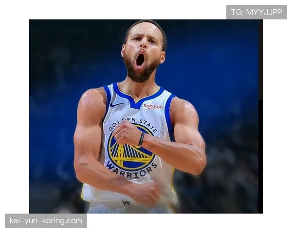 镜头聚焦：库里利用底线无球掩护接球，吸引包夹后精准横传助队友得分